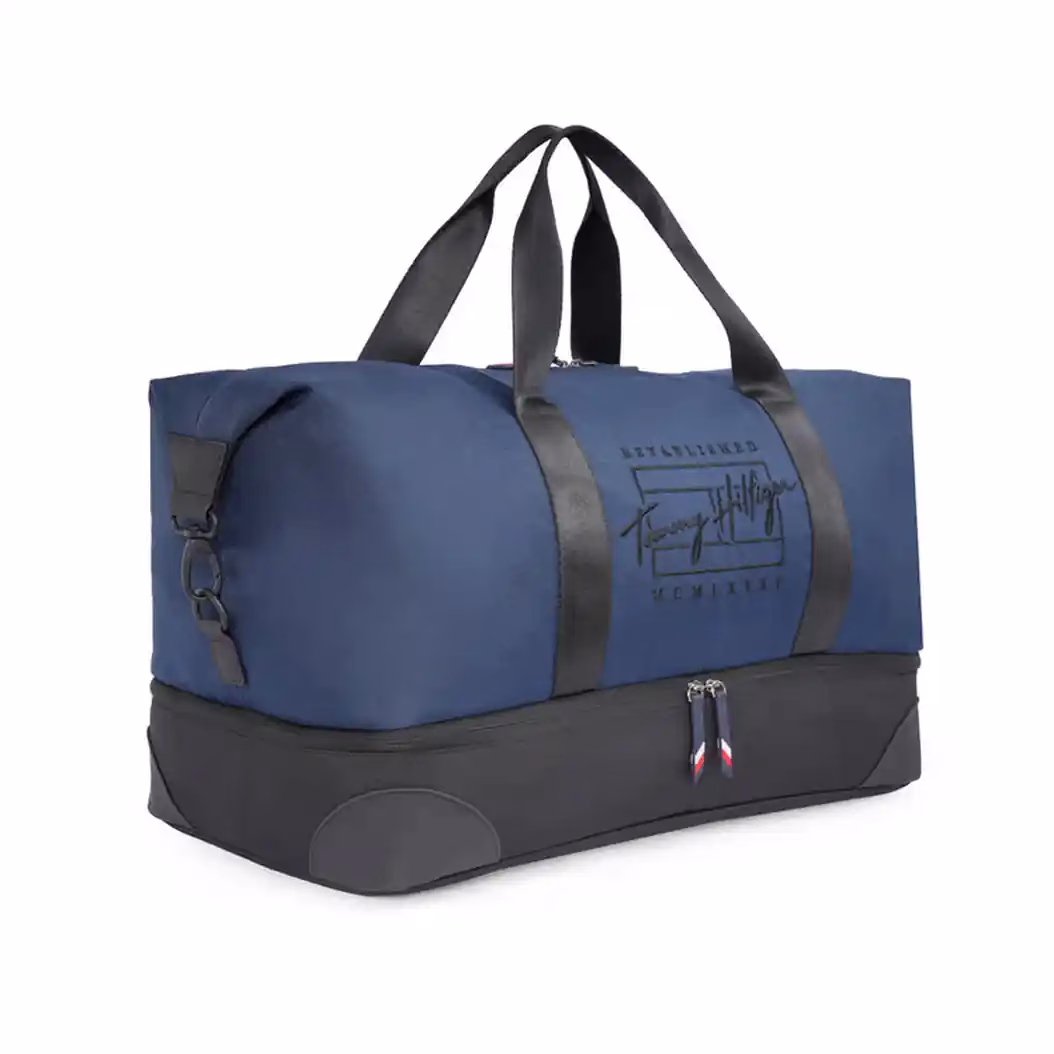 Tommy Hilfiger Zayne duffle bag with a durable polyester build, multiple compartments, and water resistance. - Baginnov Tommy Hilfiger Zayne