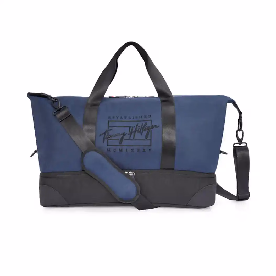 Tommy Hilfiger Zayne duffle bag with a durable polyester build, multiple compartments, and water resistance. - Baginnov Tommy Hilfiger Zayne