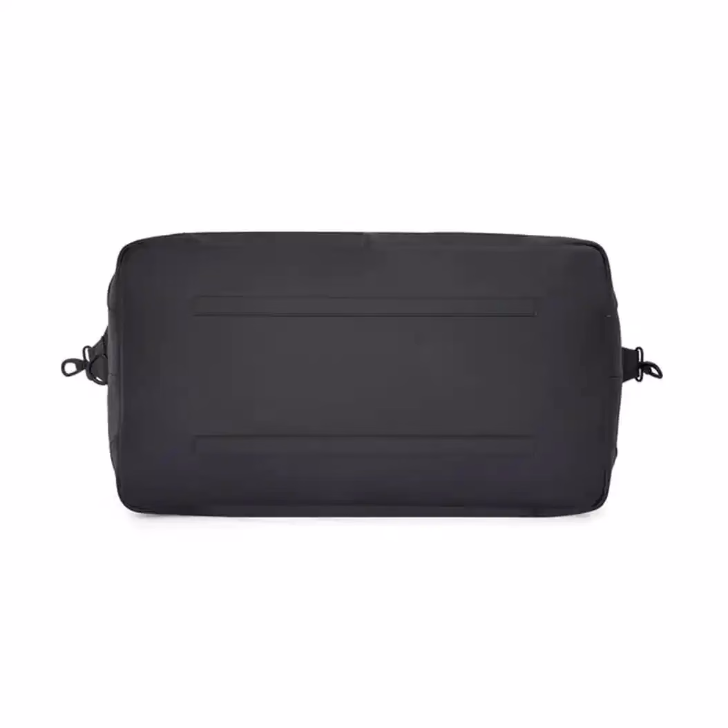 Tommy Hilfiger Zayne duffle bag with a durable polyester build, multiple compartments, and water resistance. - Baginnov Tommy Hilfiger Zayne
