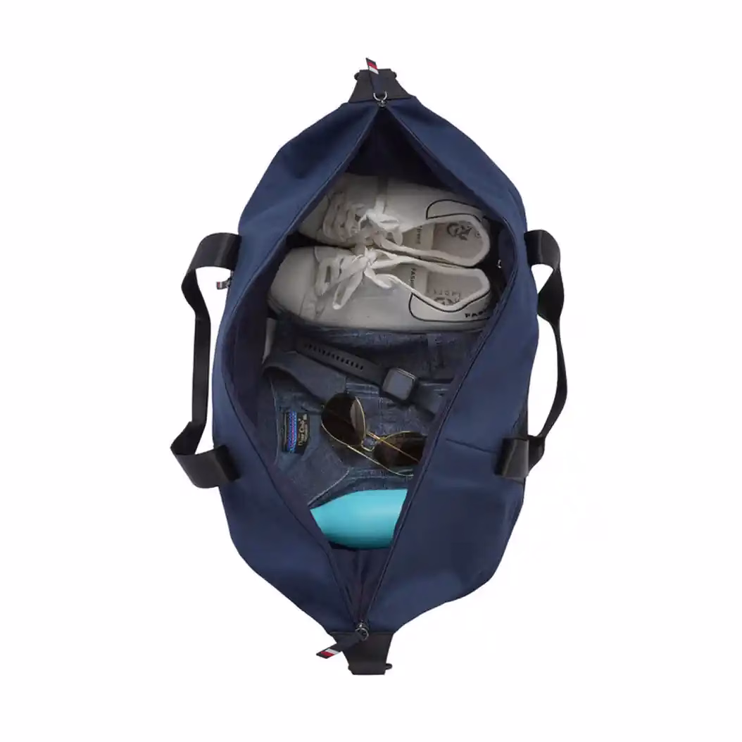 Tommy Hilfiger Zayne duffle bag with a durable polyester build, multiple compartments, and water resistance. - Baginnov Tommy Hilfiger Zayne