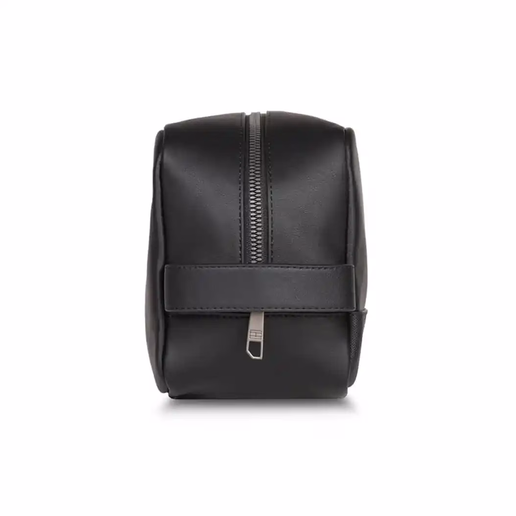 Tommy Hilfiger FOWEY cross body bag with a zip closure, lightweight design, and soft material. - Baginnov Tommy Hilfiger FOWEY